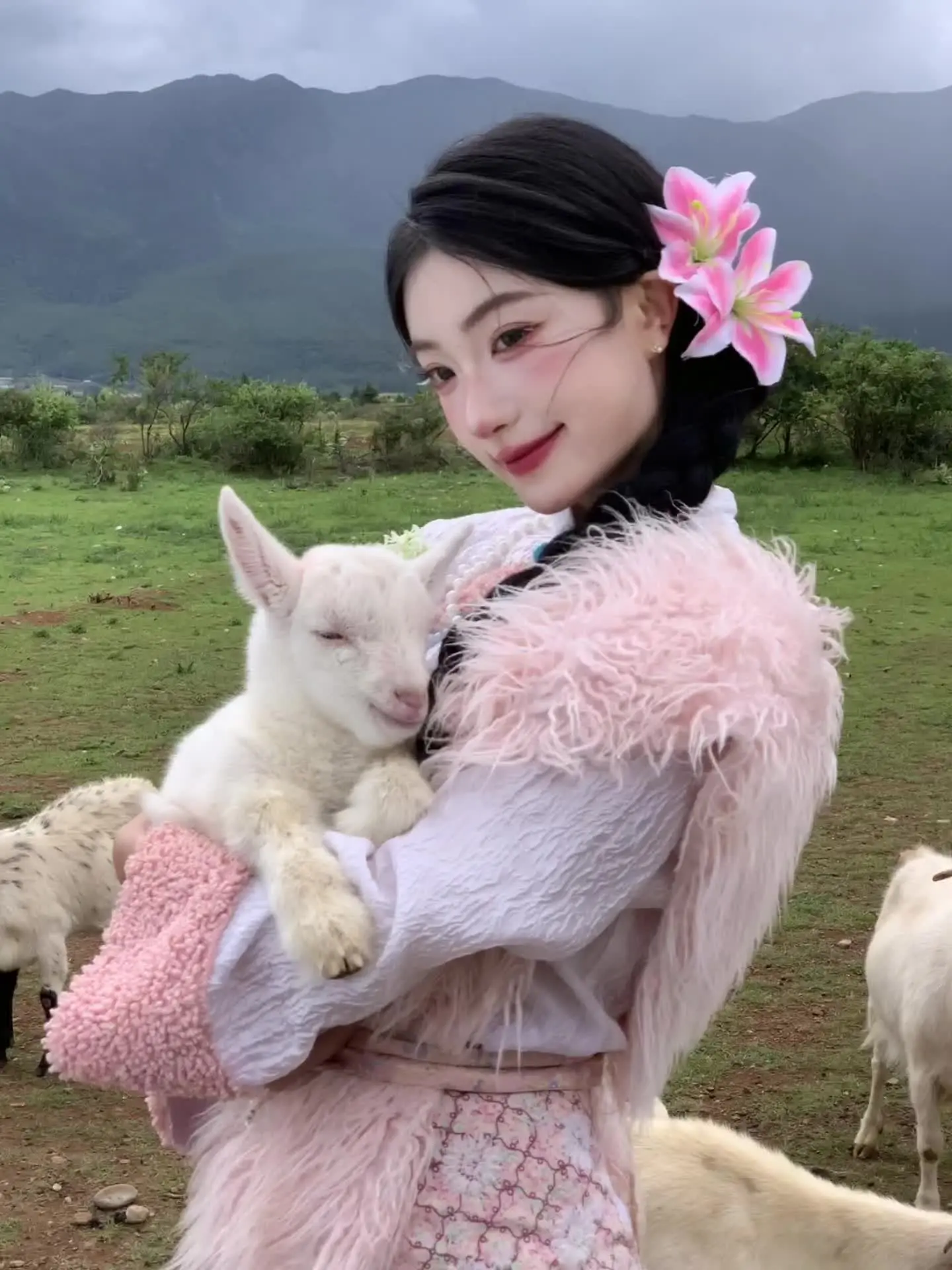 穿上藏服去草地抱小羊格外有自由的感觉⛰️丽江写真 在丽江抱到小羊喏 勇...