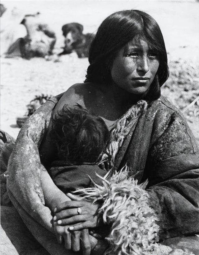 当1951年的解放军和平进驻拉萨，高原的曙光初现，可那片土地上，农奴制的阴影仍如