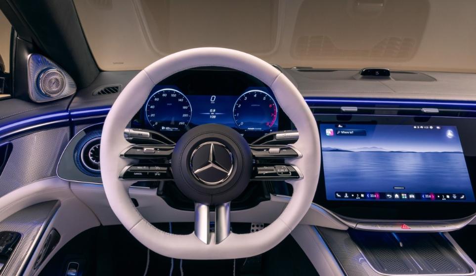 图片中是全新的奔驰S级防弹车「S680 GUARD 4MATIC」，搭载6.0升