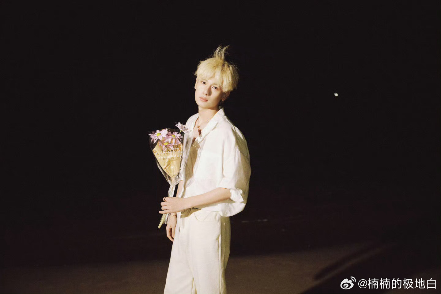 胡先煦金发帅得我有心事了晚风轻扬吹动金发，少年手捧鲜花伫立海边，月色勾勒出优越五