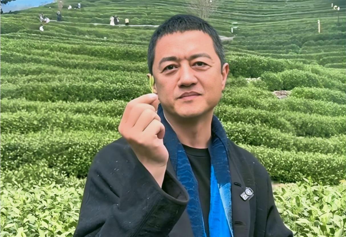 李亚鹏又一次离婚了。
海哈金喜当初到底被他哪一点迷倒了？
明明在他负债的情况下选