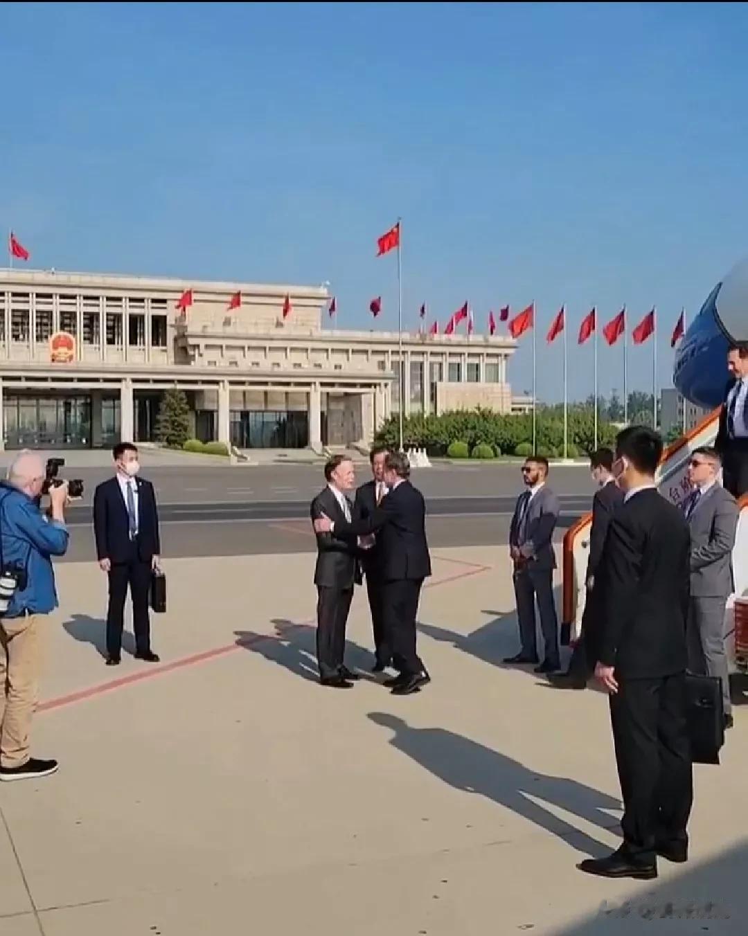 父亲节，美国国务卿布林肯访华，在机场迎接他的是中国外交部美大司司长杨涛和美国驻华