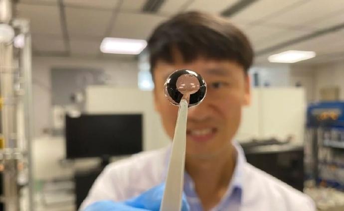 【新加坡科学家研发可用眼泪充电的智能隐形眼镜：能够在现实世界中显示虚拟信息】
据