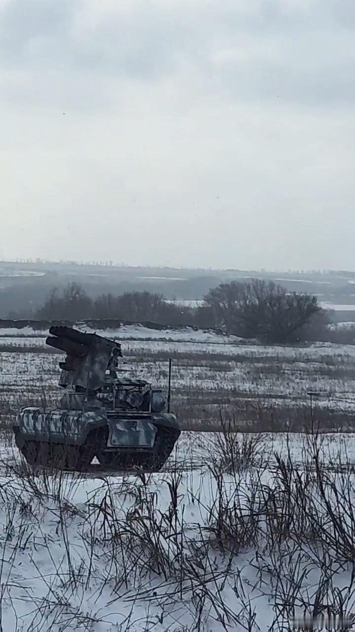 俄罗斯“信使”无人车加装朝鲜“75式”107毫米多管火箭炮改装的小型发射装置， 