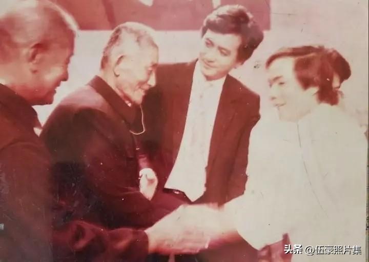 了1984年，香港武打影星梁小龙（陈真扮演者）与黎汉持（龙海生扮演者）在天津进行