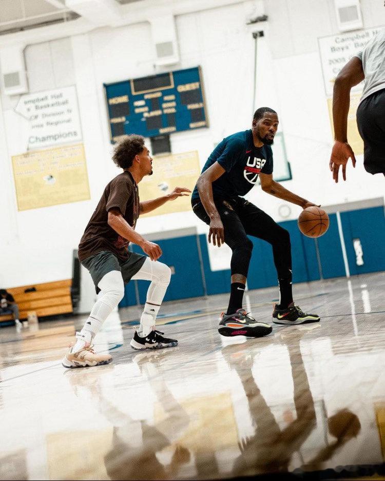 杜兰特欧文现身NBA中国赛训练、杜兰特欧文梦回布鲁克林澳门训练场上的温情一幕！杜
