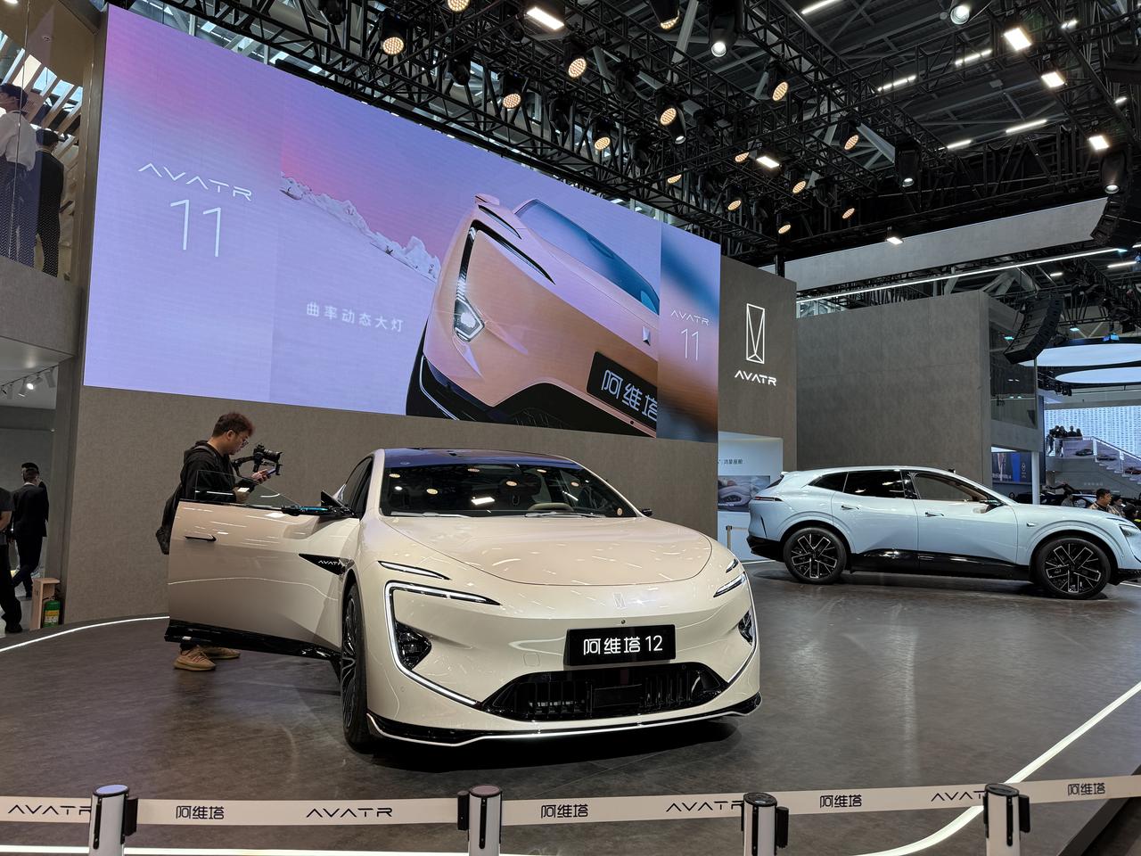 在本次广州车展上，阿维塔带来了中大型轿车阿维塔12四激光版。新车官方指导价26.