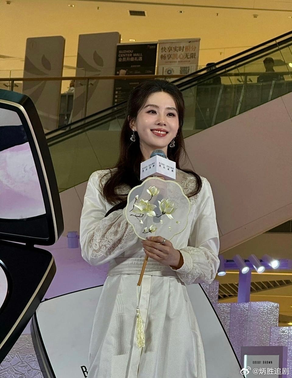 刘诗诗今天线下活动了，身穿2024年高定，风采夺目