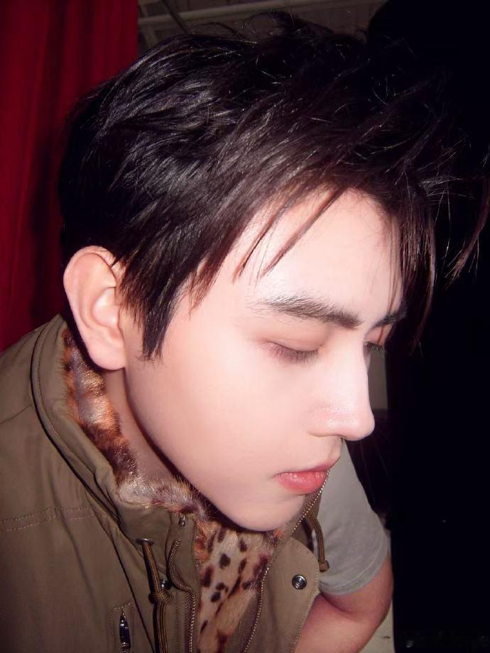 陈飞宇的工作随拍，《白日提灯》即将播出，帅哥也马不停蹄剧宣准备中啊 