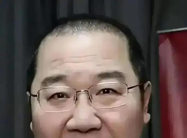 点赞孙子视频，英达想回家？
 
巴图把儿子举过头顶，宋丹丹在一旁笑。镜头里三代人