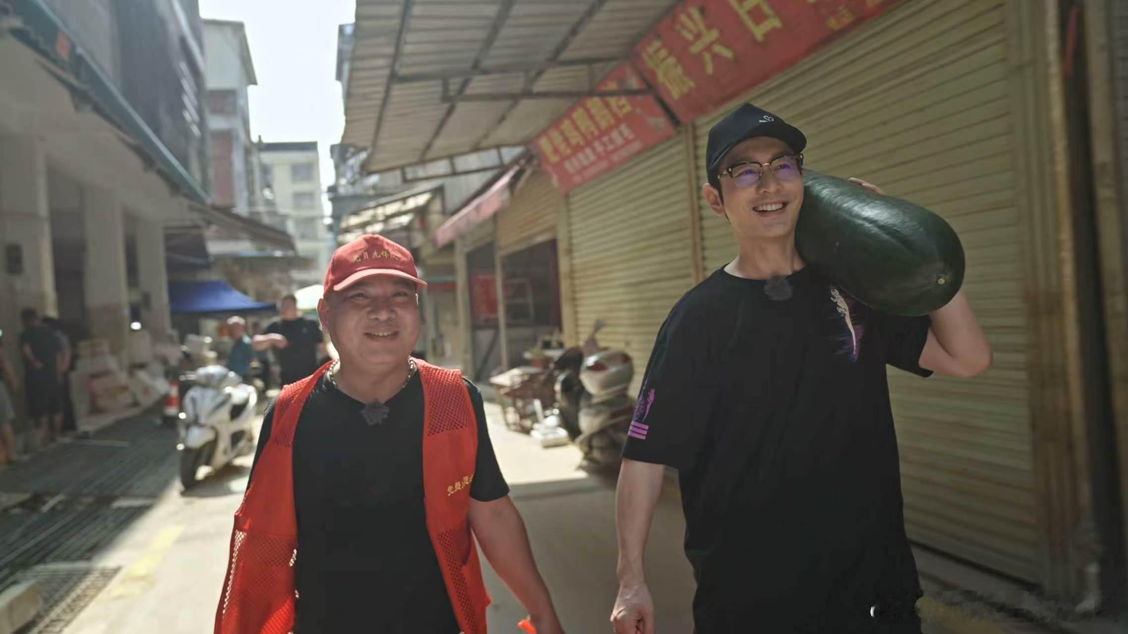 黄晓明为广西救灾志愿者买菜做饭退伍军人参与救灾称若有战召必回益起在场黄晓明默默奔