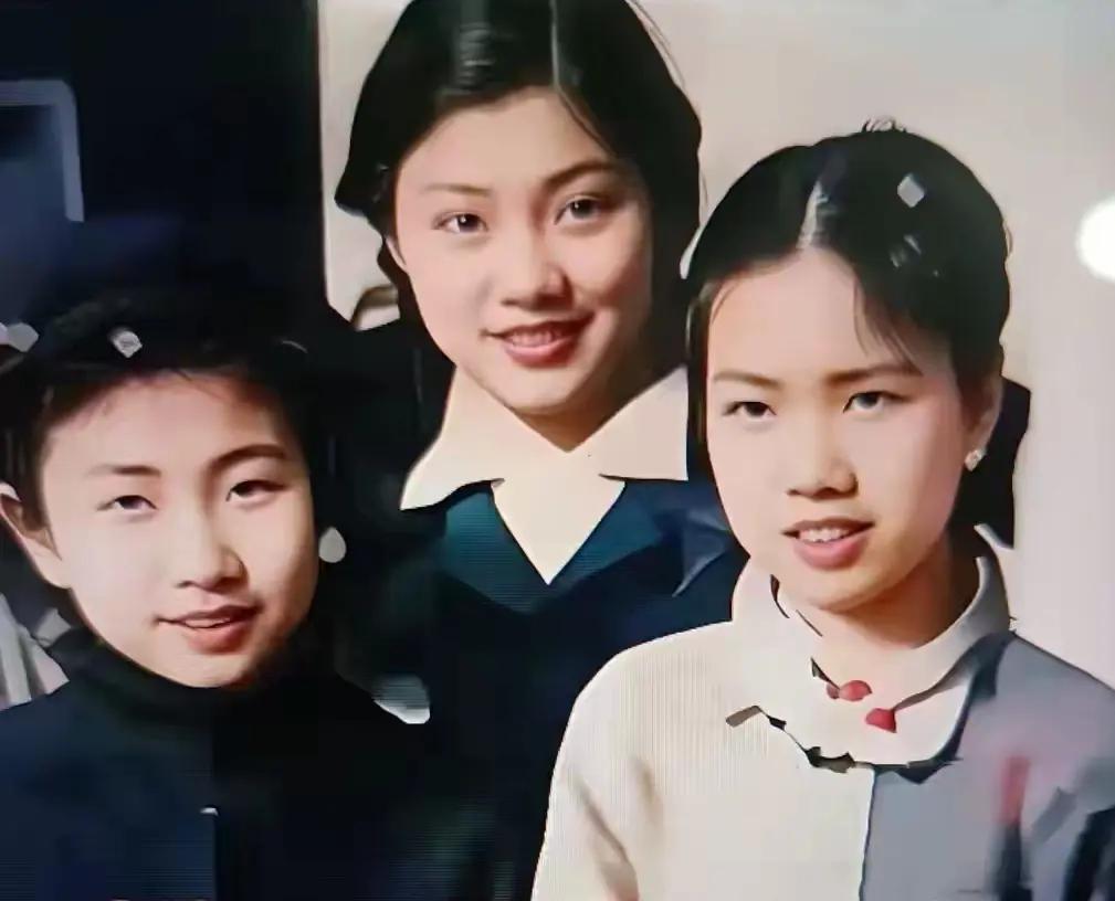 难得一见的老照片，五十年代李讷、刘思齐和邵华三个人在一起时留下的这张珍贵合影照片