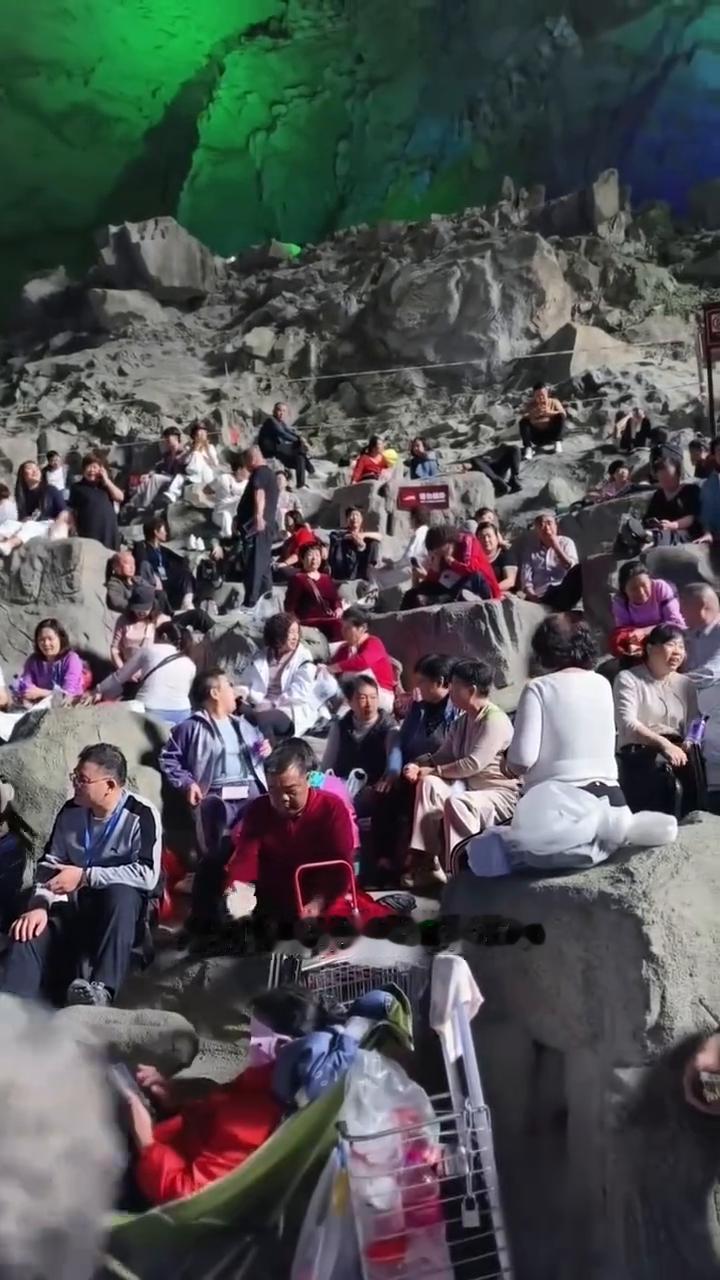 这就是连专家都无法解释的巴马百魔洞。
这就是连专家都无法解释的广西巴马百魔洞。洞