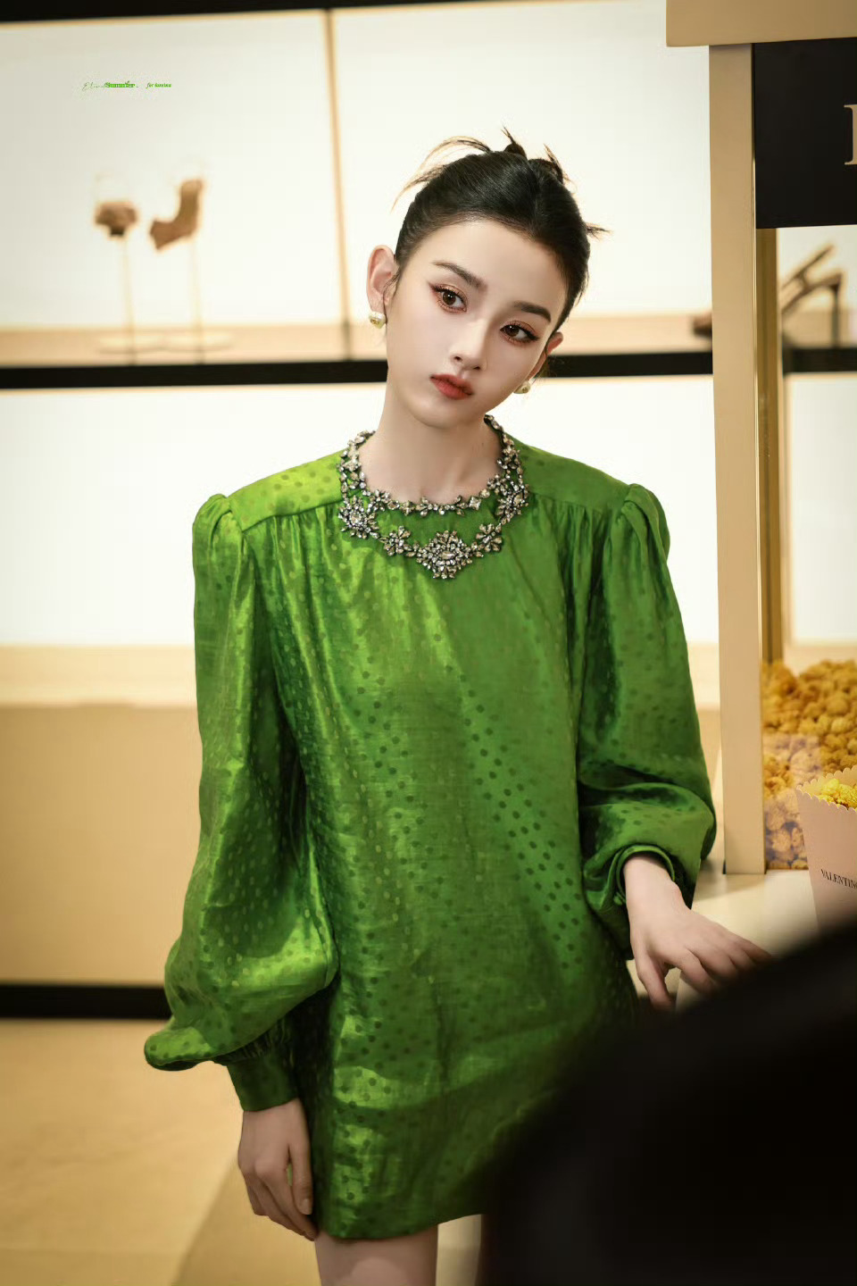 宋祖儿今天的两套造型❤️💚此女从头到脚没有一处是不完美的🤤宋祖儿细高跟开衩红