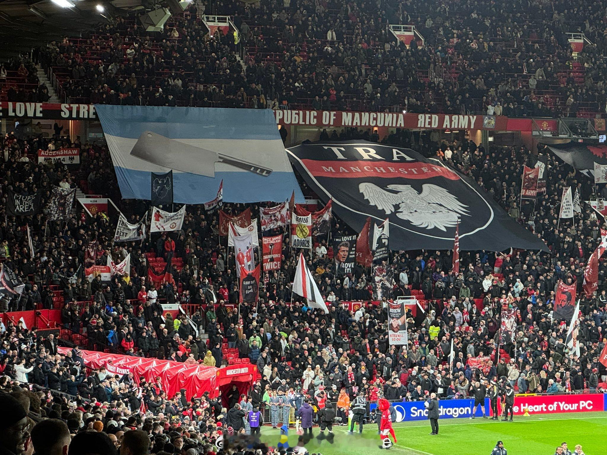 曼联1-1西汉姆比赛中，看台上支持利马的旗帜阿根廷屠夫 