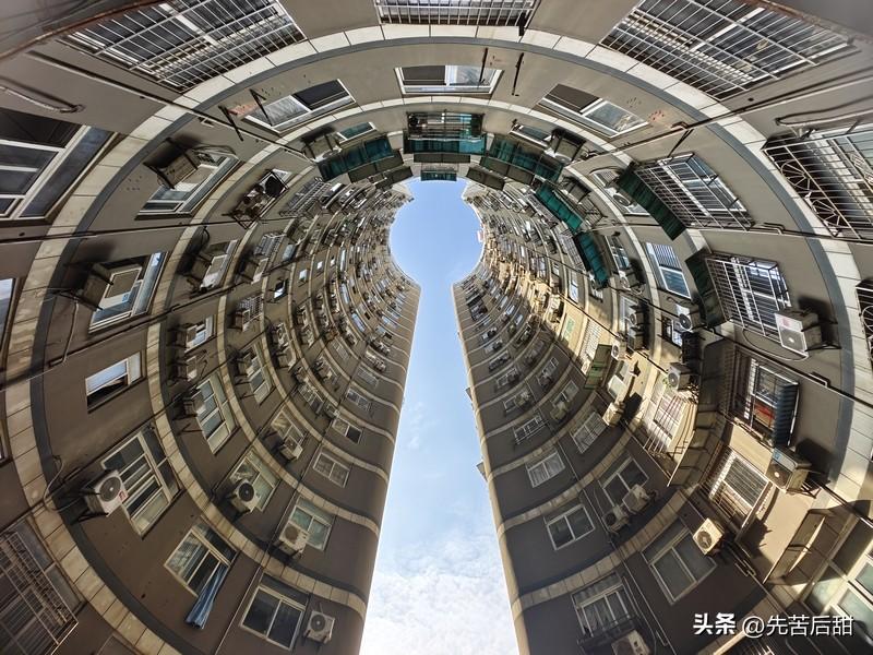 看看窗外的天空，那是一片自由的世界。今天窗外的天空格外湛蓝，像被水洗过一样，没有
