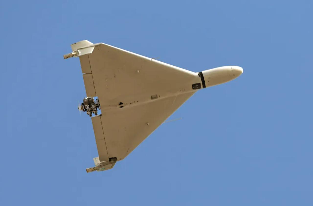 伊朗制造的沙赫德-136“自杀式”无人机。
看起来，还是很帅的
线条很流畅。