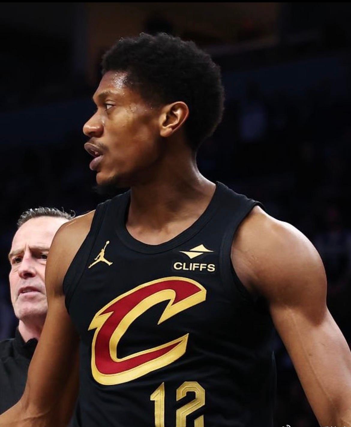 据Chris Fedor报道，骑士队一直拒绝关于德安德烈·亨特的交易报价，并希望