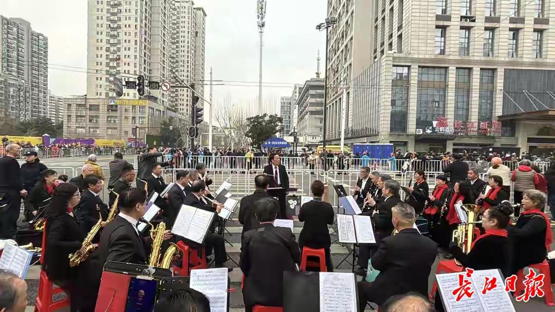 完整榜单
黄鹤楼下他们用音乐为汉马加油

当清晨的第一缕阳光洒在武汉的黄鹤楼脚下