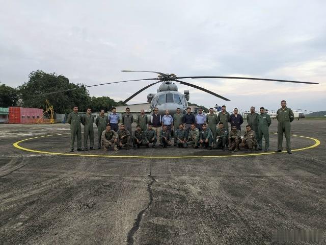 印度空军向斯里兰卡派遣了两架米-17B-5直升机以协助救援行动。斯里兰卡的山体滑