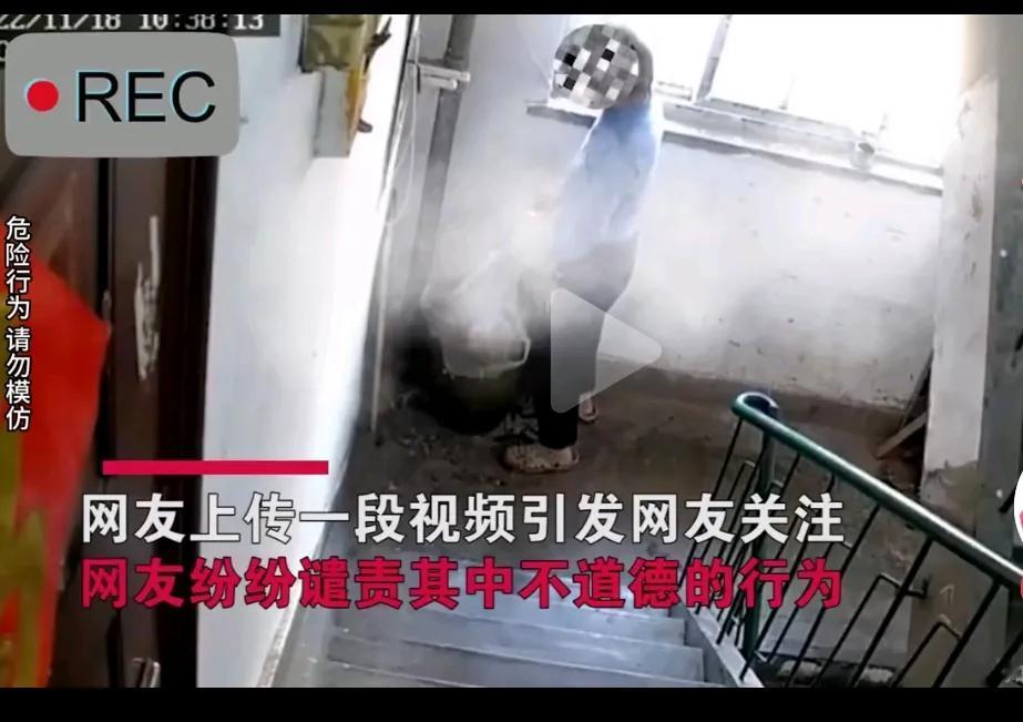邻居家有个腌酸菜的杠放在楼梯的转角处，这人应该是楼下的邻居。他不知道有监控自己做