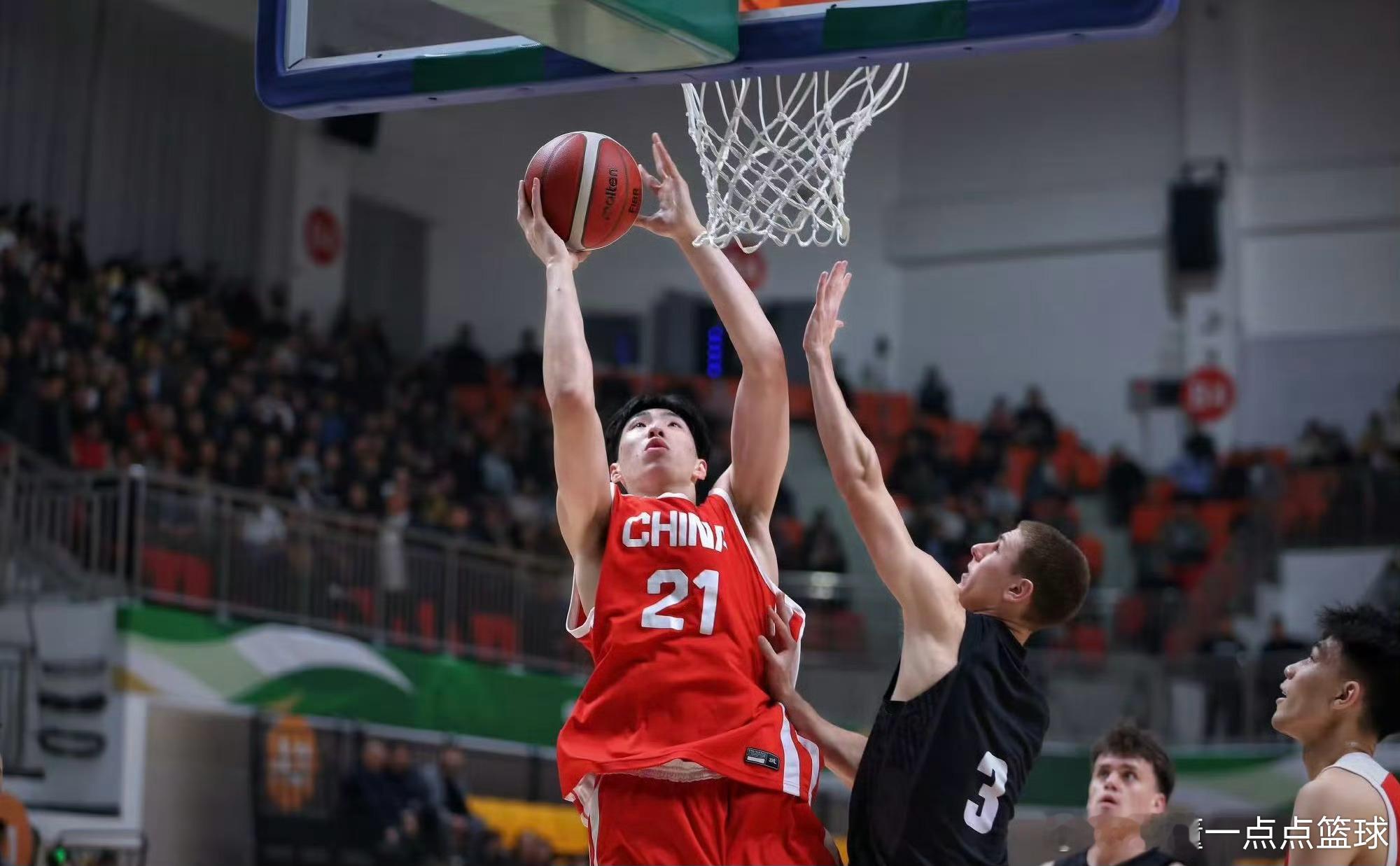 4月10日晚，在江苏响水赛区的U18国青男篮热身赛次战中，中国队以73-59击败