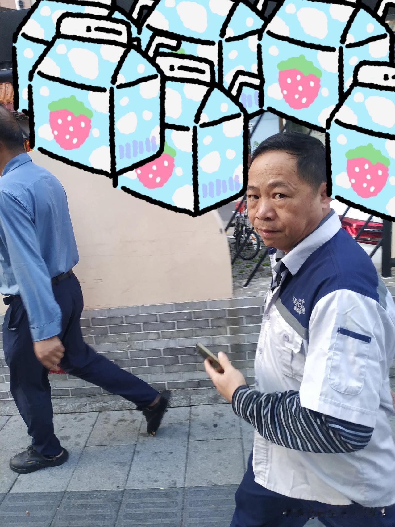 前天早上，这条骚扰我的狗要不是看到白天人多就冲上来打我一顿了，昨天晚上，隔壁的两