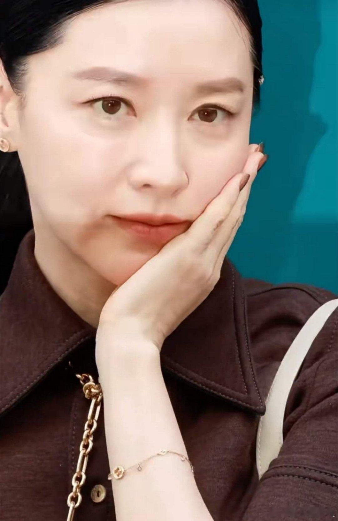 李英爱54岁状态54岁的李英爱状态保持的很不错，她的脸很自然，有上了年纪该有的皱