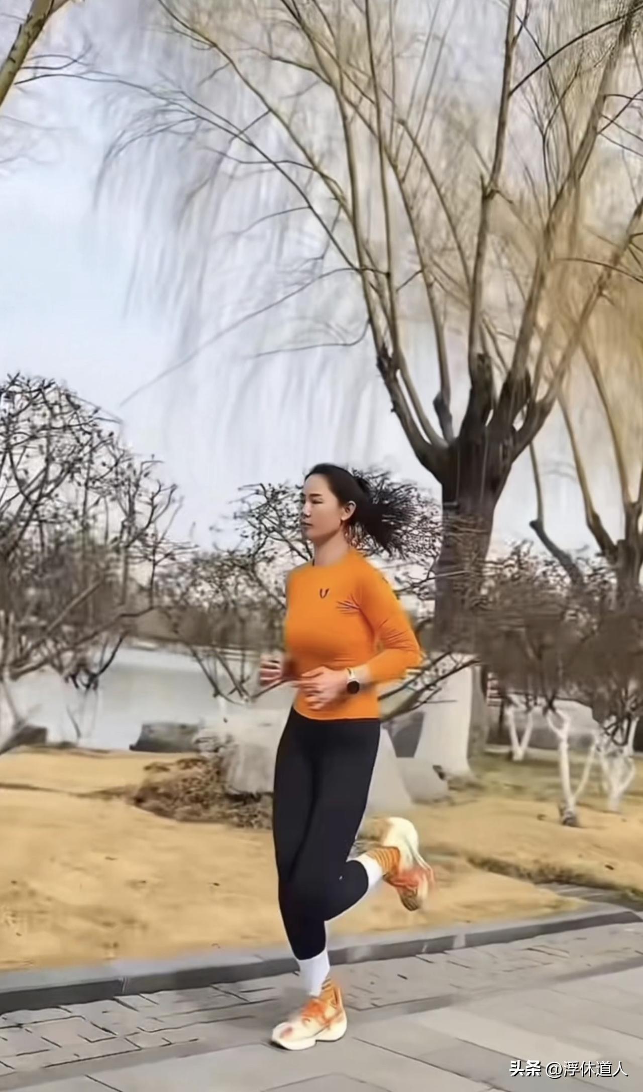 我发现：过得幸福的人，是不太具备攻击性的。

他/她很平和、很柔软、很温暖、很有