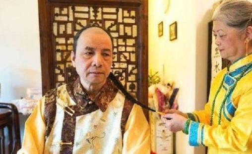 “把故宫还给我家”！多尔衮10世孙火车站大闹，要求国家归还故宫。
 
2007年