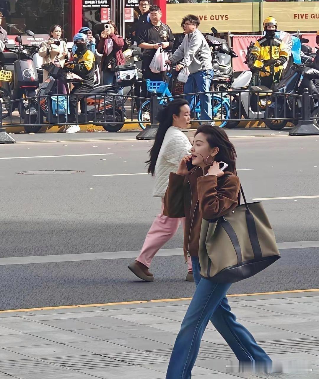 偶遇‍‍章‏若楠‎﻿⁠一次‏，你‎⁠就明白﻿‎‎了，明星的淡颜在现实中的冲击力到