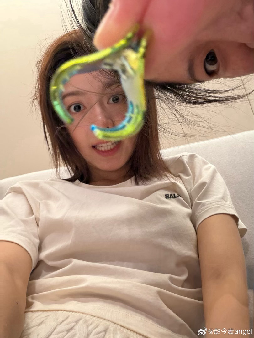 翻一翻相册，总能发现一些搞怪照片展现了一个充满活力的小孩儿赵今麦 ​​​