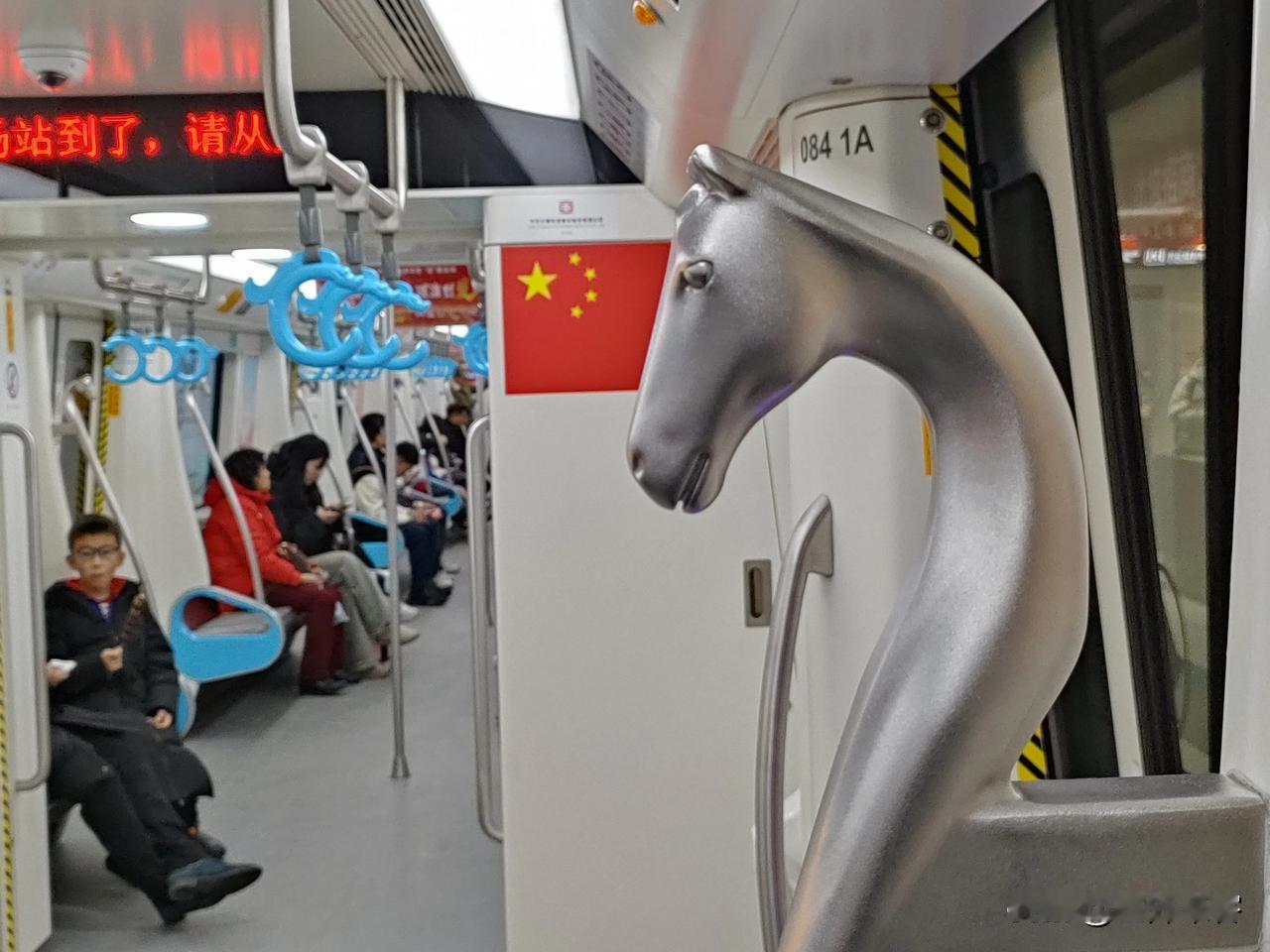 最有地域特色的地铁：内蒙古呼和浩特市，蒙古马和玉龙形象。内蒙古是玉文化和龙文化的