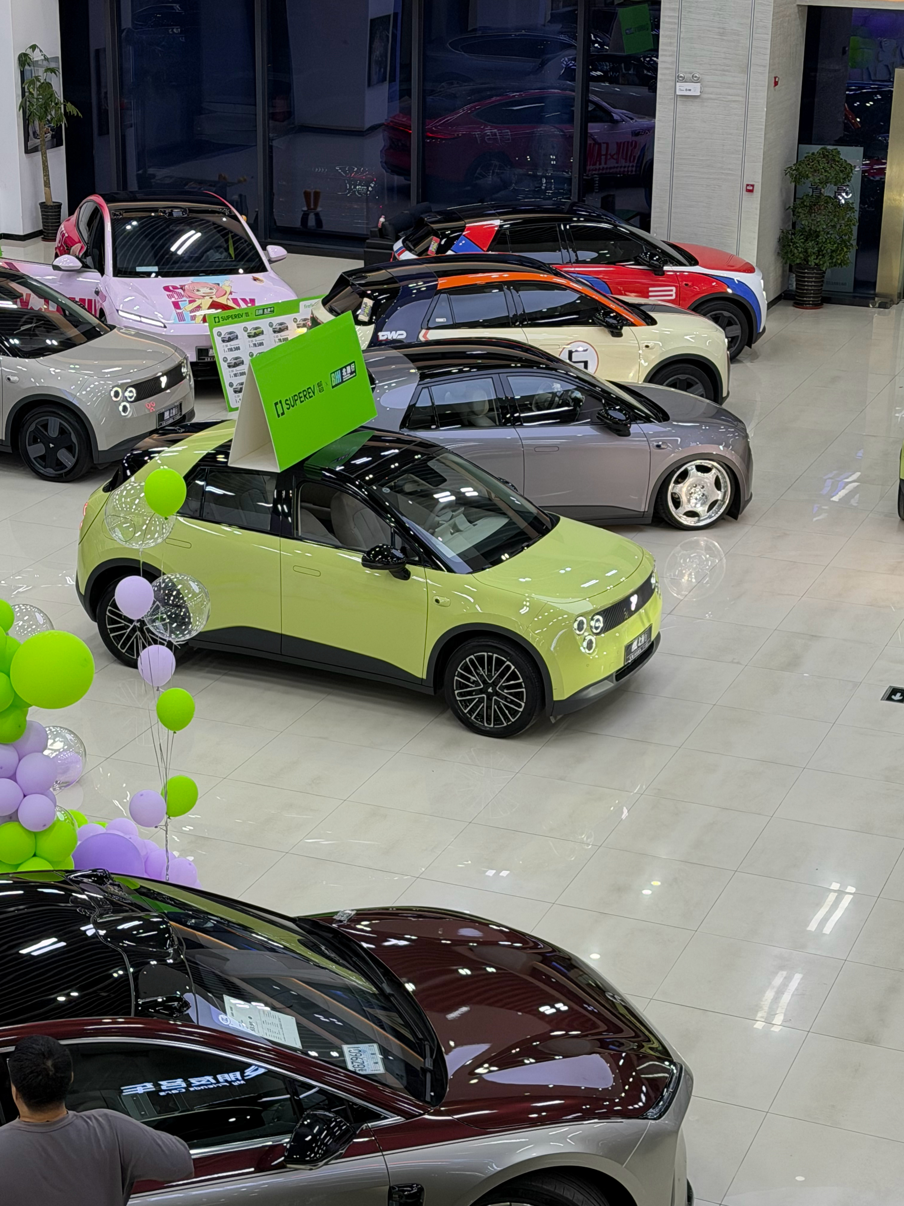 有幸跟这个男人在咱们的新展厅组织一场萤火虫的活动，车主们都很nice，主要是好看