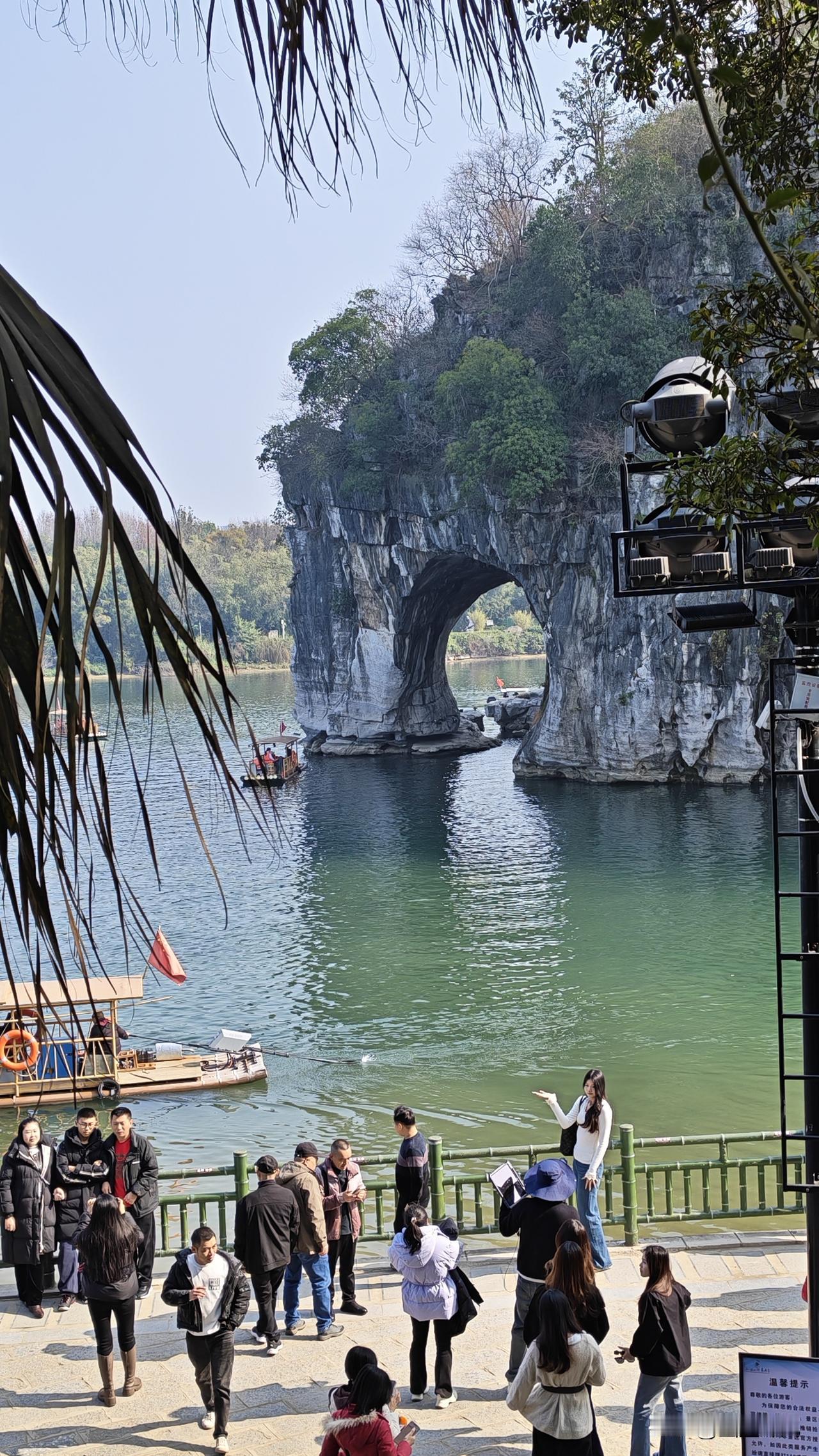 晒图笔记大赛 青峰如象饮江澜，
水月洞开天地宽。
竹筏轻摇歌欸乃，
棕榈叶动影珊