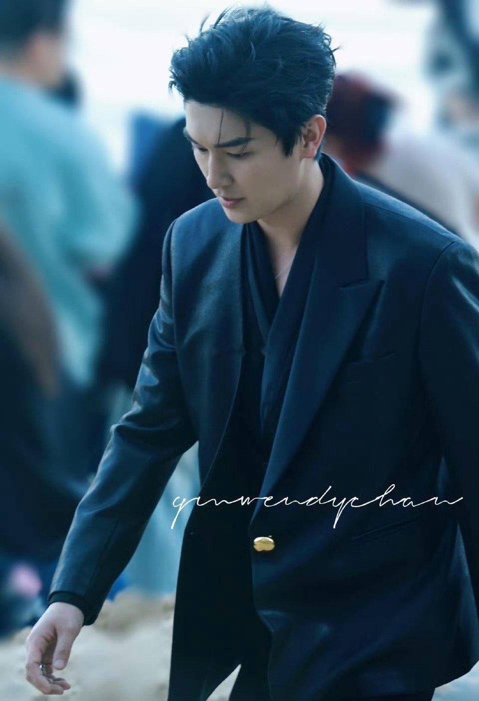 杨旭文红毯造型被识别AI 杨旭文这次红毯造型真的太绝了，高个子配上利落西装，整个