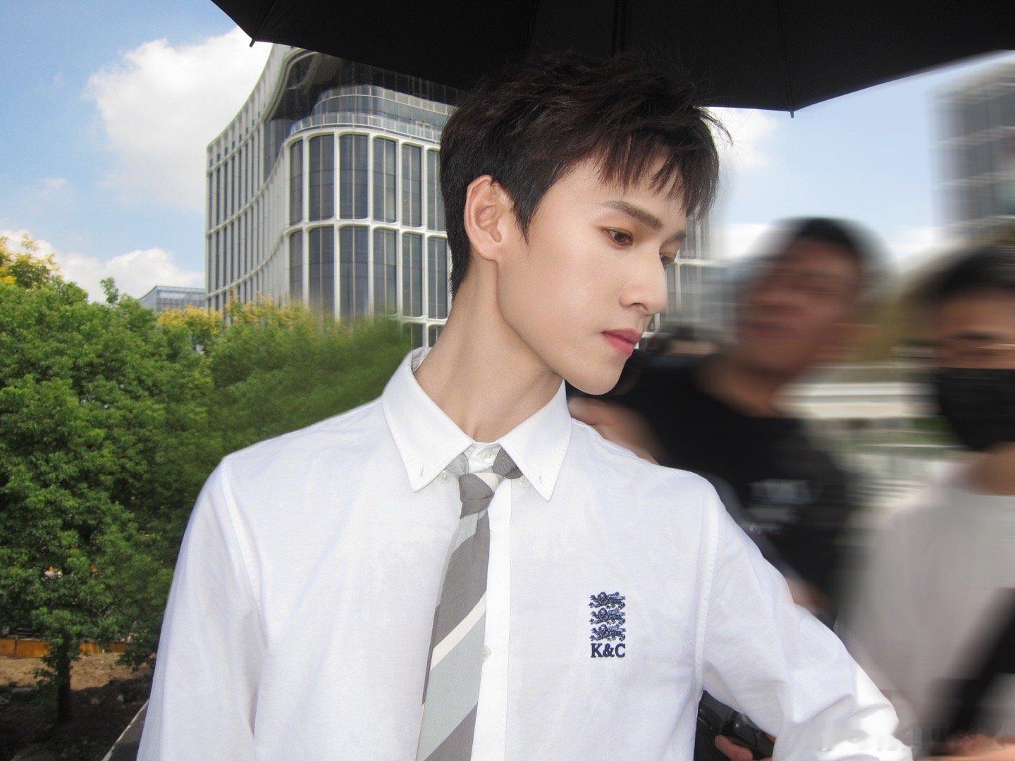 李昀锐皂感系男大 李昀锐的皂感少年感真的藏不住！央视mv里的造型和歌声都太加分，