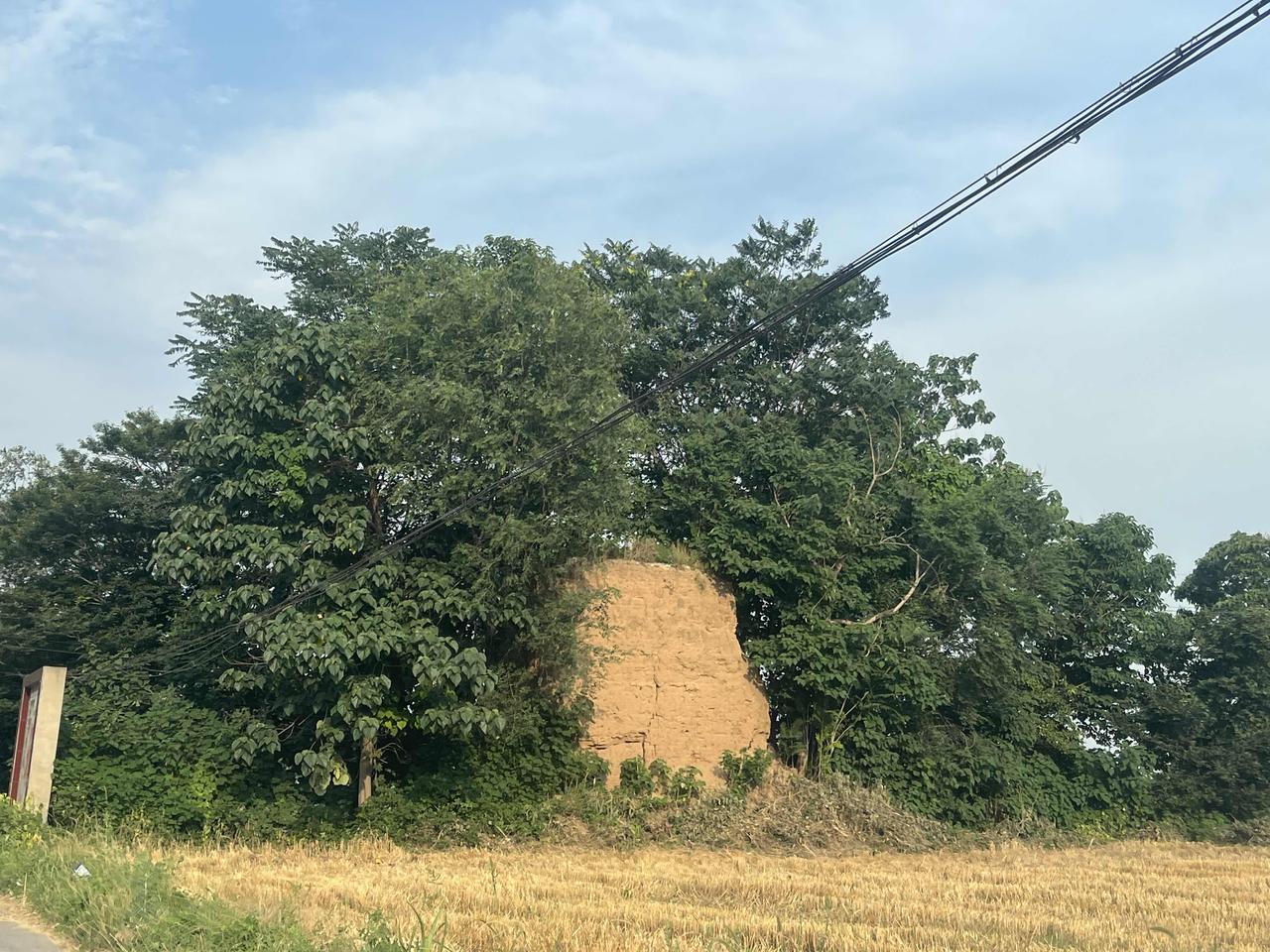 山西的古建筑在农村可以说达到夸张的地步，几乎每个村庄都有古建筑，甚至不用进村，在