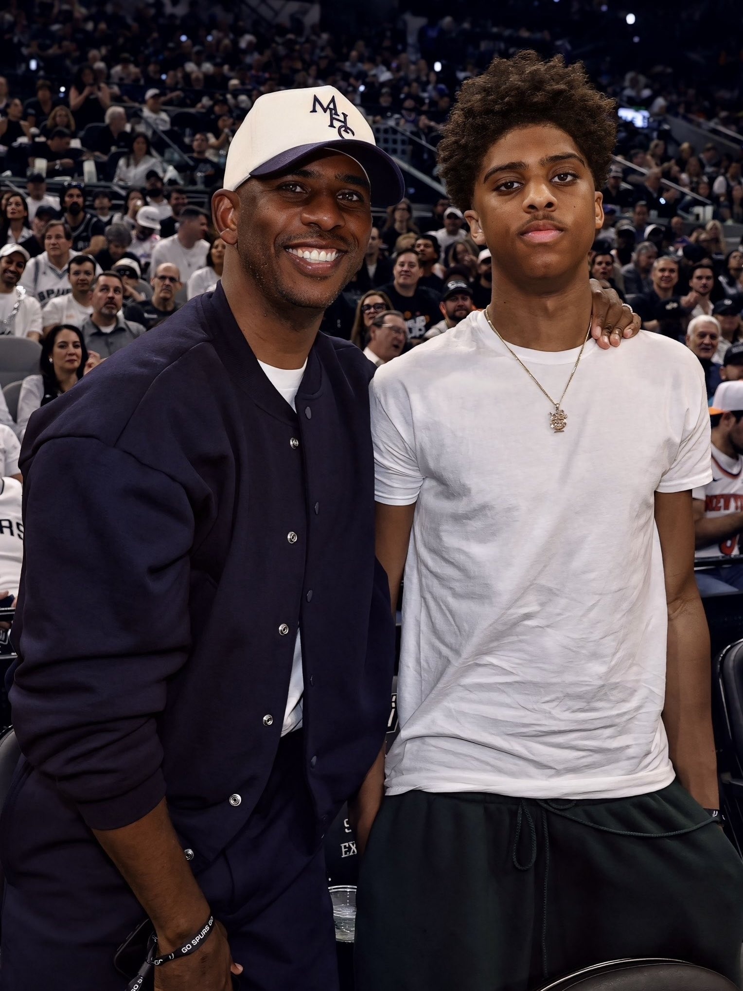 NBA 保罗和儿子一起来看总决赛g2！当然是来支持马刺的呀！nba总决赛尼克斯对