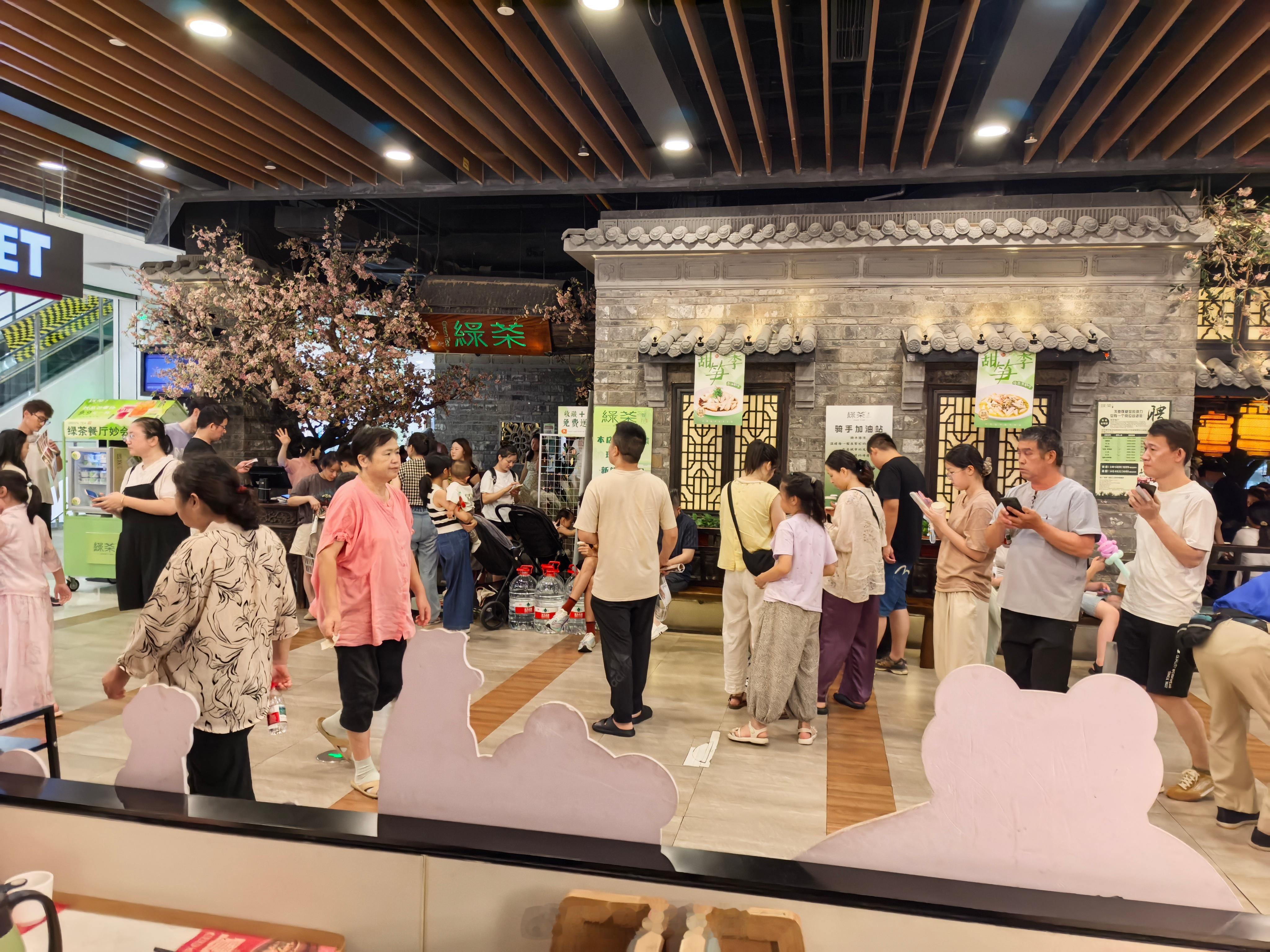 餐饮还得适合本地的口味，像绿茶在北京即便是周末应该也都不用排队的，但在杭州依然非