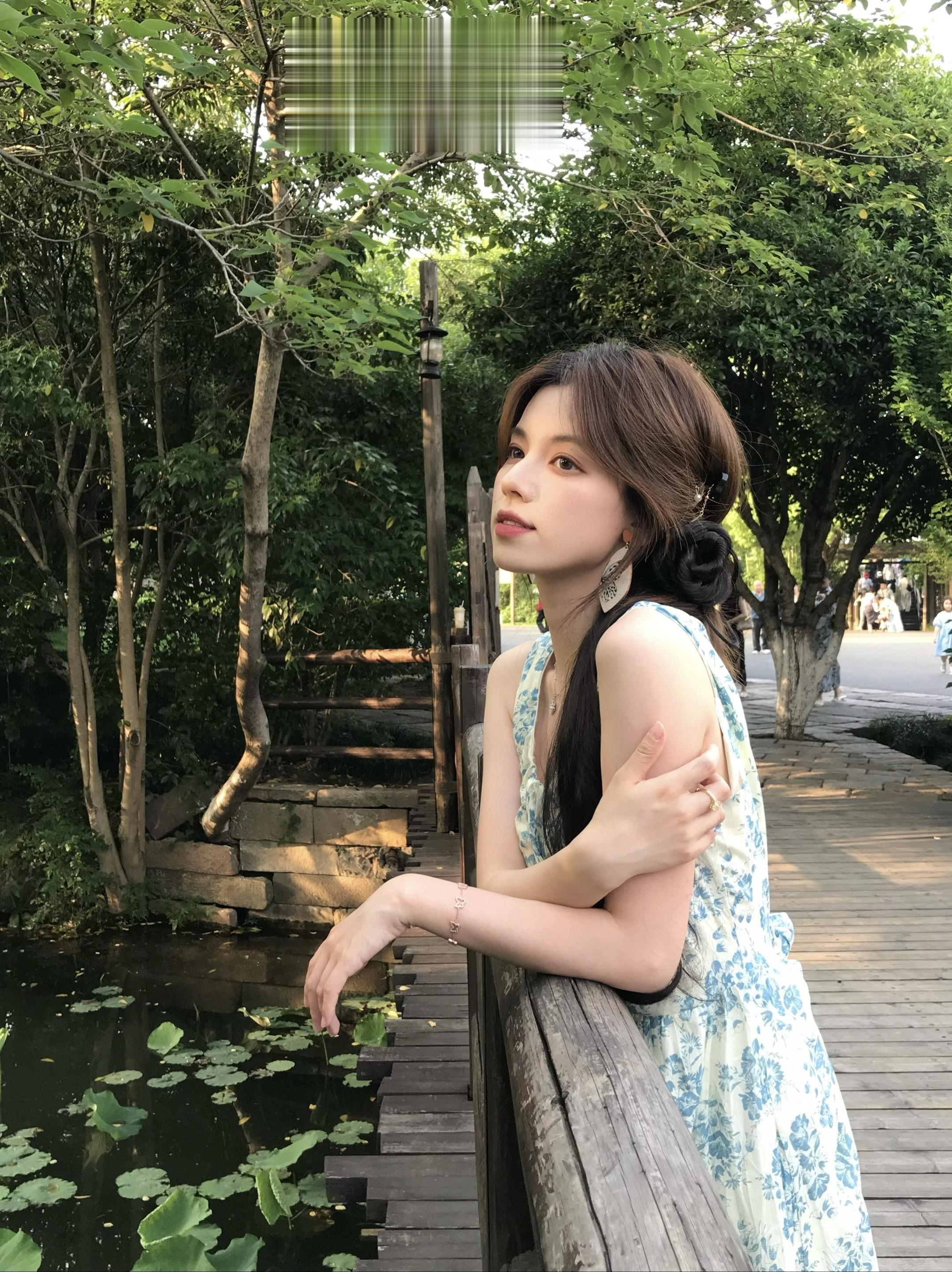 感我此言良久立 却坐促弦弦转急