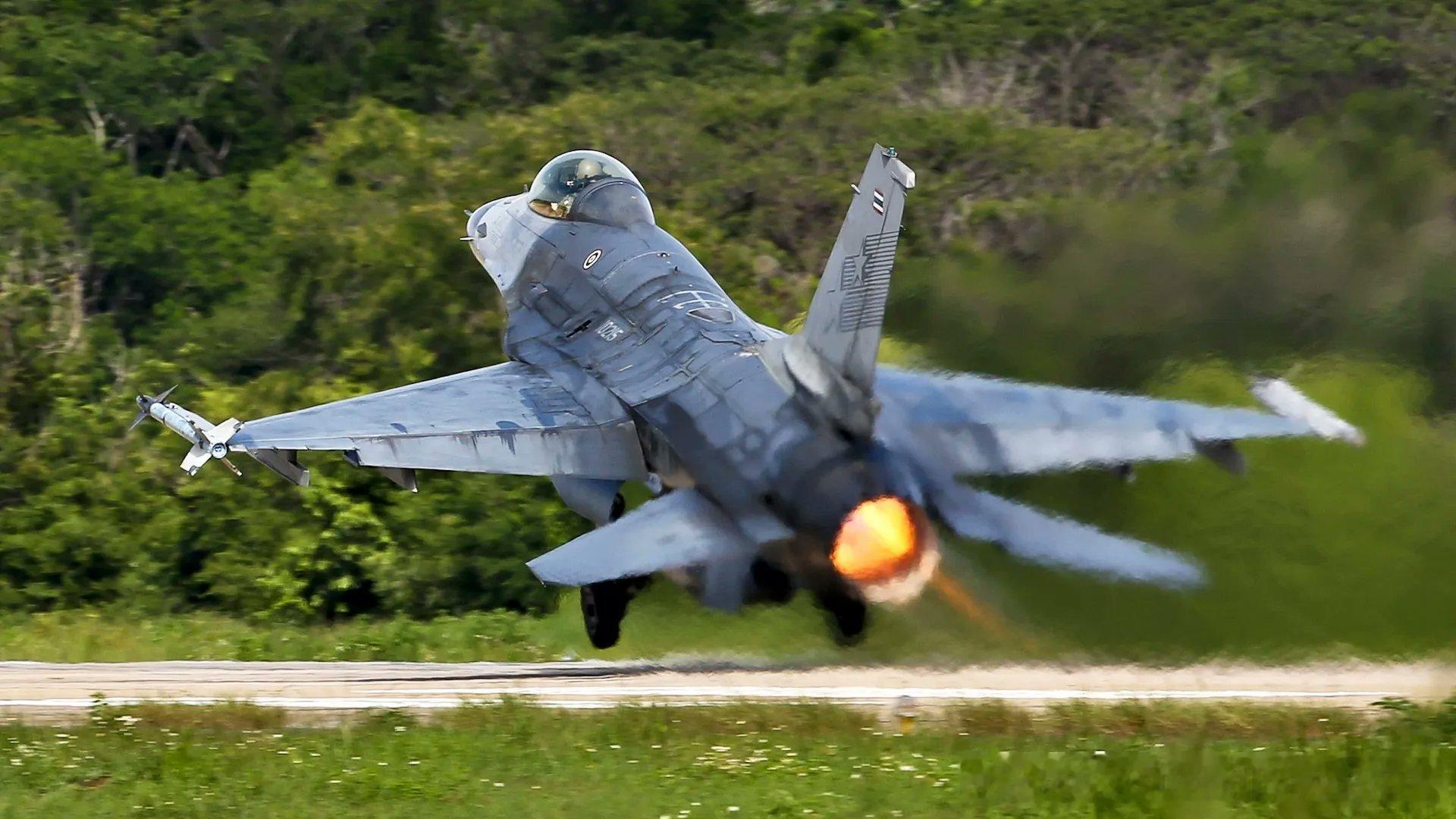 7月26日，泰国空军派出2架F-16和2架"鹰狮"战斗机，轰炸了普玛夸和塔曼通寺