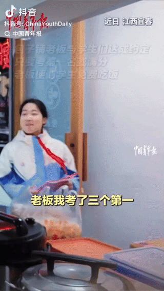 暖心。江西一早餐店里，一名女学生兴高采烈跑来告诉老板：“我考了三个第一！”老板看