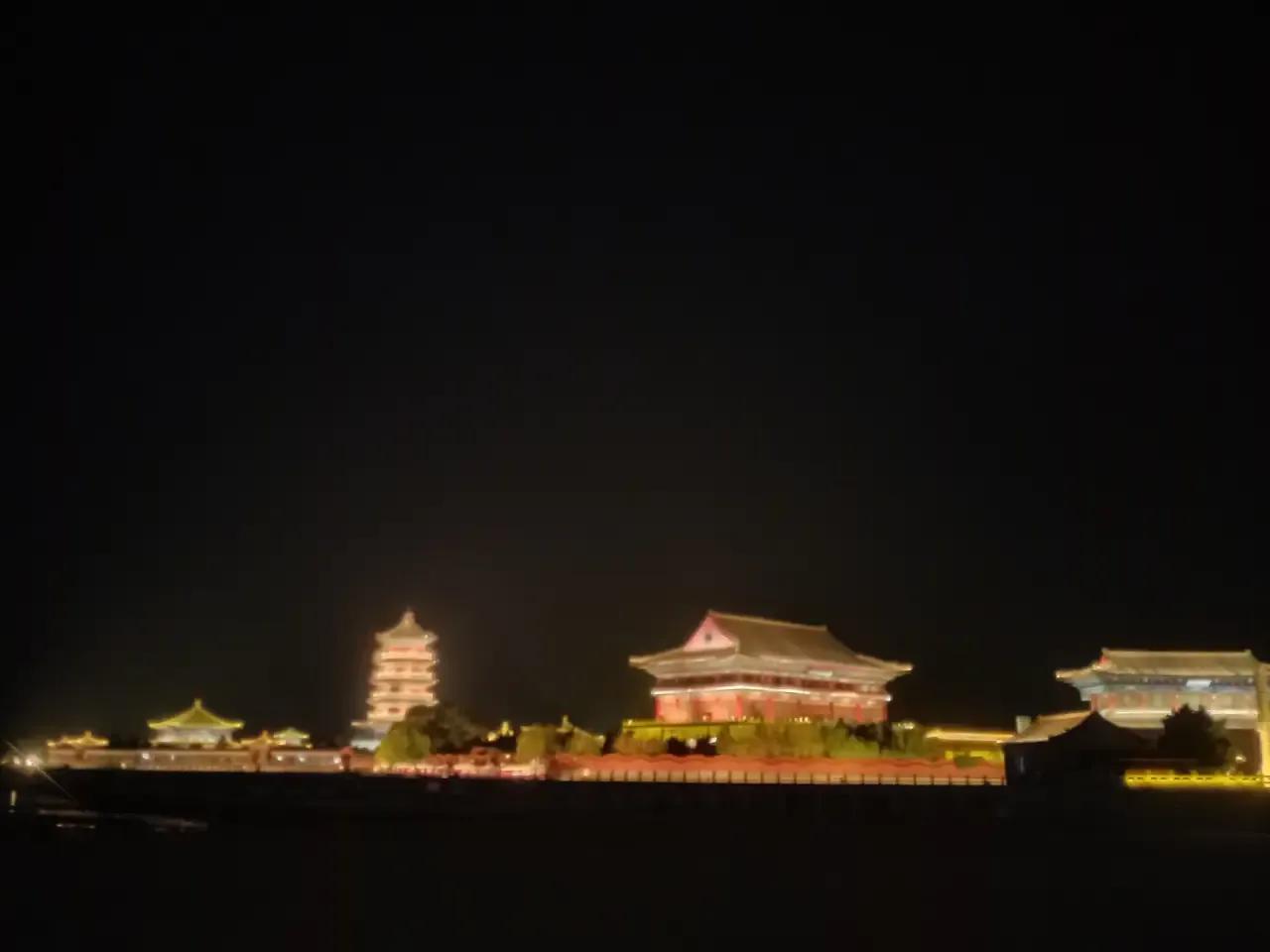 五律· 又蓬莱
芳芳



风急摇黄叶，游靴徐步轻。
亭台邀碧水，金月挽蓬瀛。