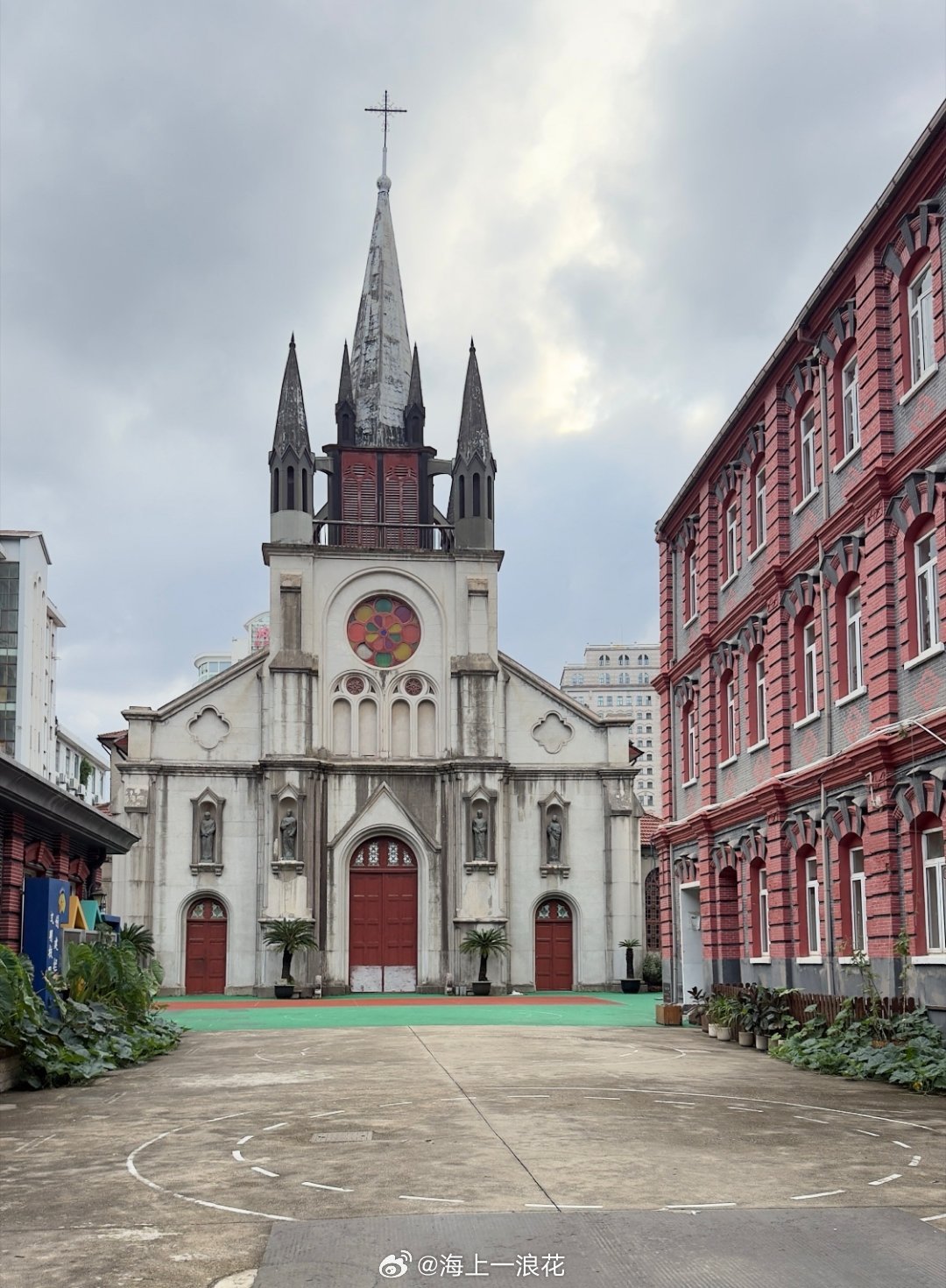 漫步黄浦区四川南路，往豫园方向慢悠悠走，短短几百米，藏着老上海最绝的百年风貌。漂