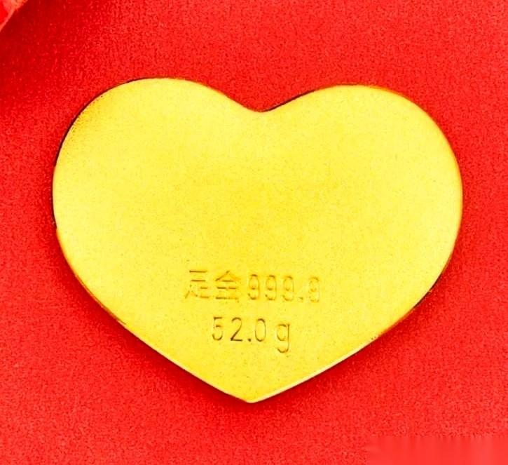 别再傻乎乎只看国际金价了，我跟你讲，那玩意儿跟最后你掏多少钱，关系不大。
人家大