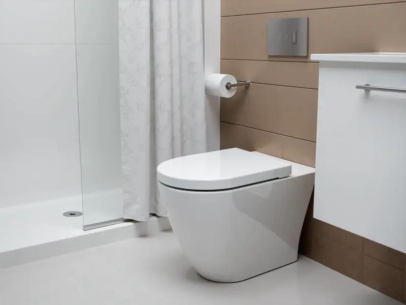 11月19日天津，女子家马桶被堵喊来师傅疏通，疏通后女子以刮坏釉面，要求师傅赔偿