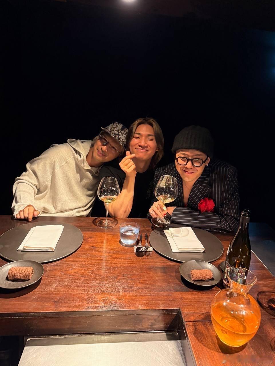 BIGBANG十九周年合照BIGBANG成员聚餐庆祝出道19周年，明年还要一起庆