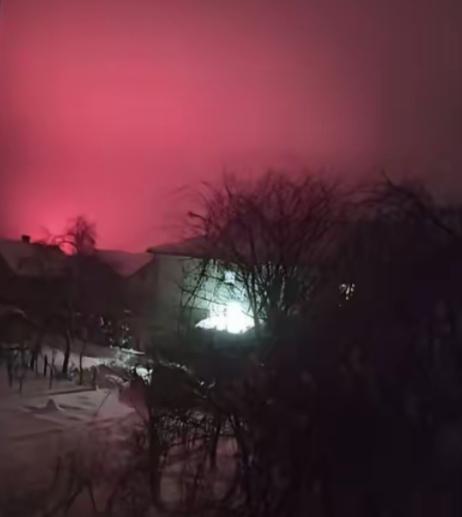 俄罗斯对乌克兰进行报复性打击，“榛树”导弹击中乌方军用目标。
        1