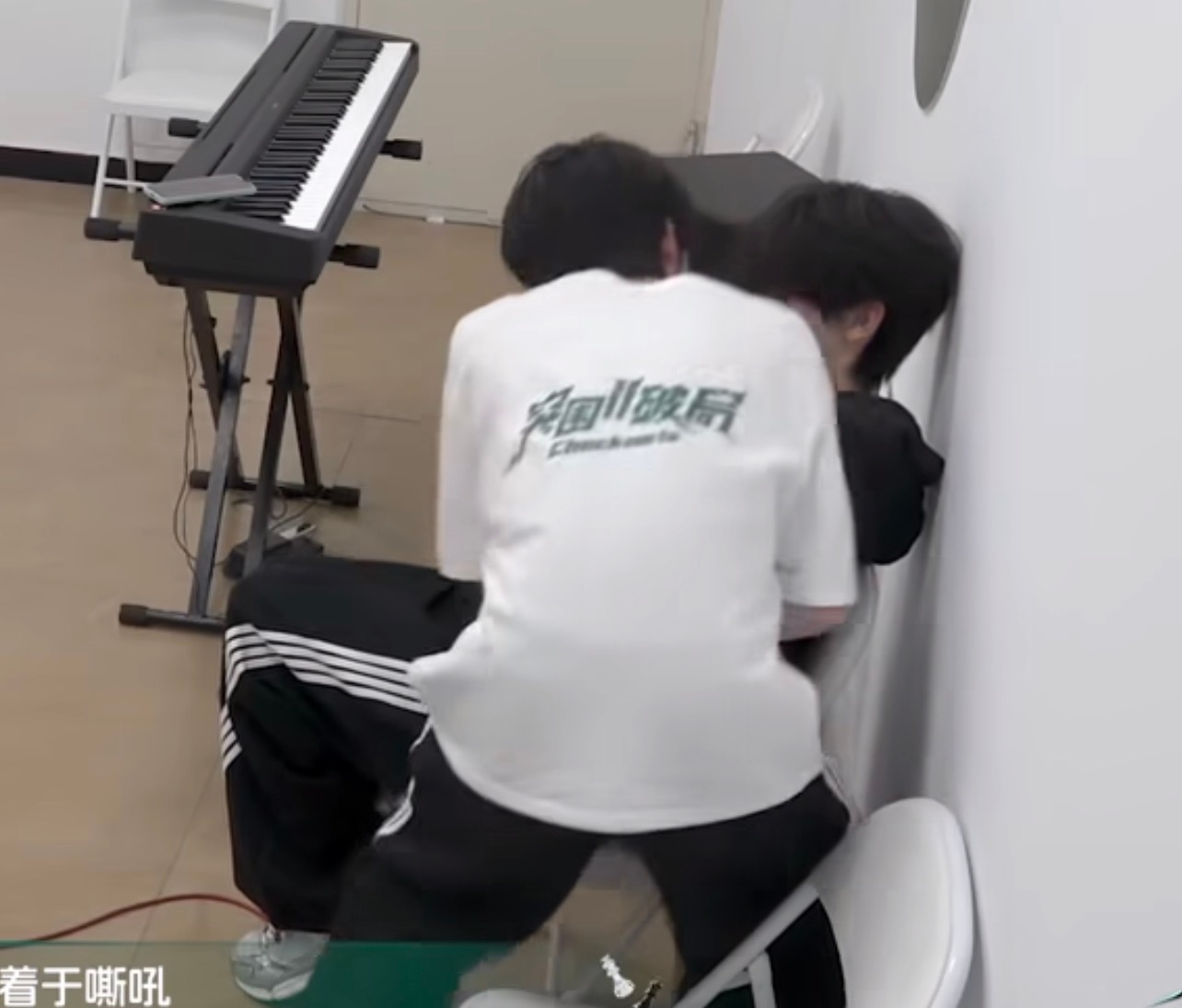 我告诉你俩 你俩偷偷亲一下也不会有人发现的 奇文 不心动挑战心率爆表 奇文